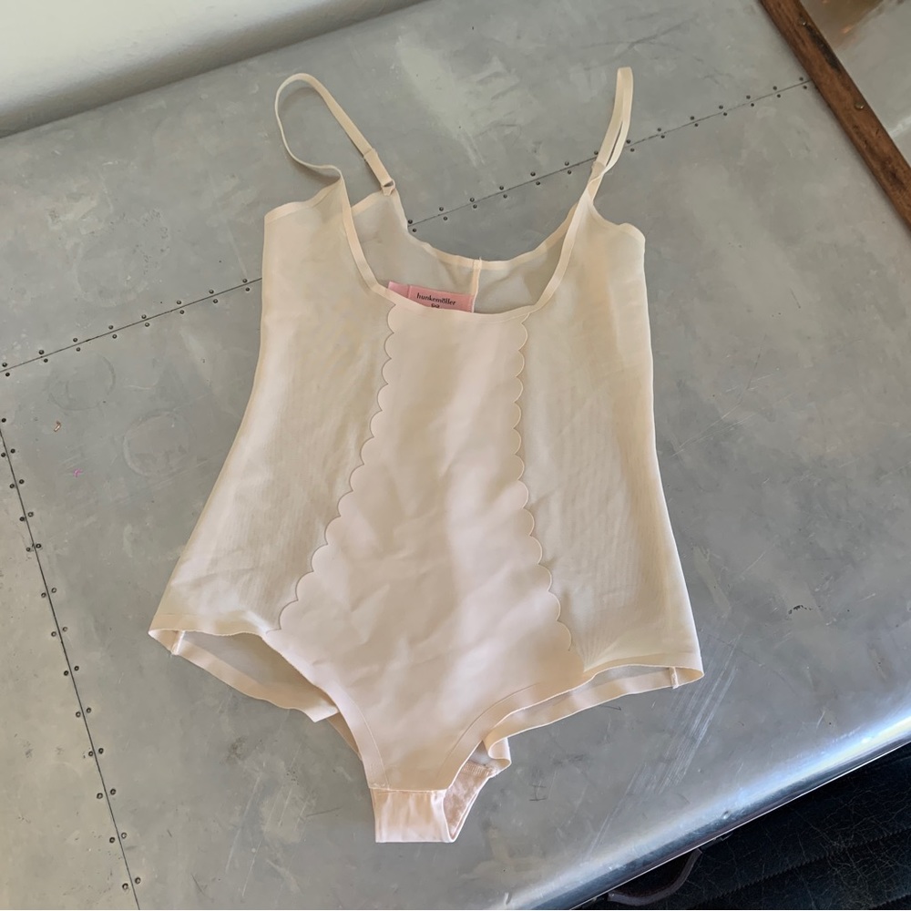 HUNKEMOLLER low scoop neck cream snap scalloped thong bodysuit like new Medium
